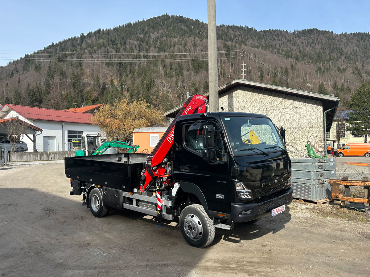 Komplettaufbau Fassi F70B.1.24 mit Fester Pritsche in Leichtbau auf Mitsubishi Fuso 4s4 Auflastung auf 7,49 Tonnen, Nutzlast 2,5 Tonne