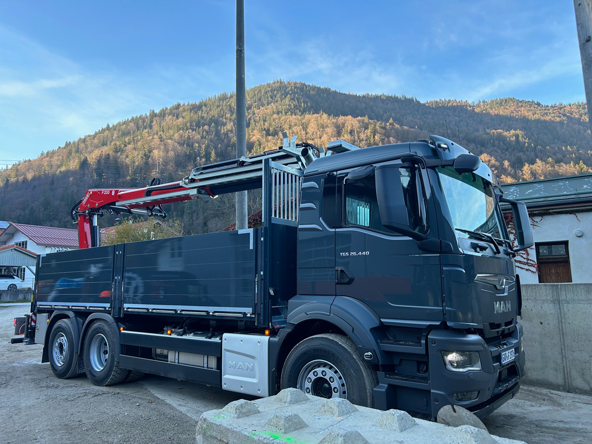 Komplettaufbau Baustoff LKW mit Fassi F255B.2.25 und Mitnehmbarer Palettengabel System Ortner auf MAN TGS26.440