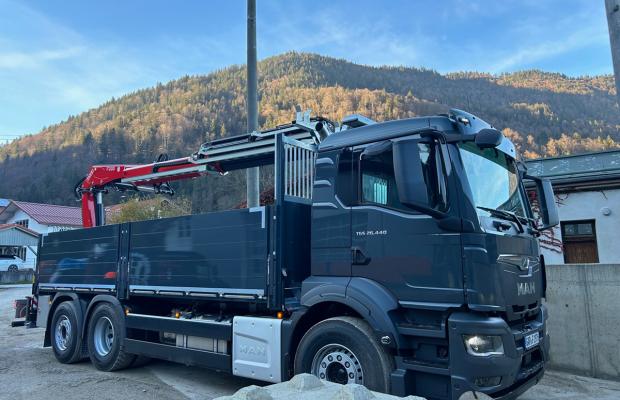 Komplettaufbau Baustoff LKW mit Fassi F255B.2.25 und Mitnehmbarer Palettengabel System Ortner auf MAN TGS26.440